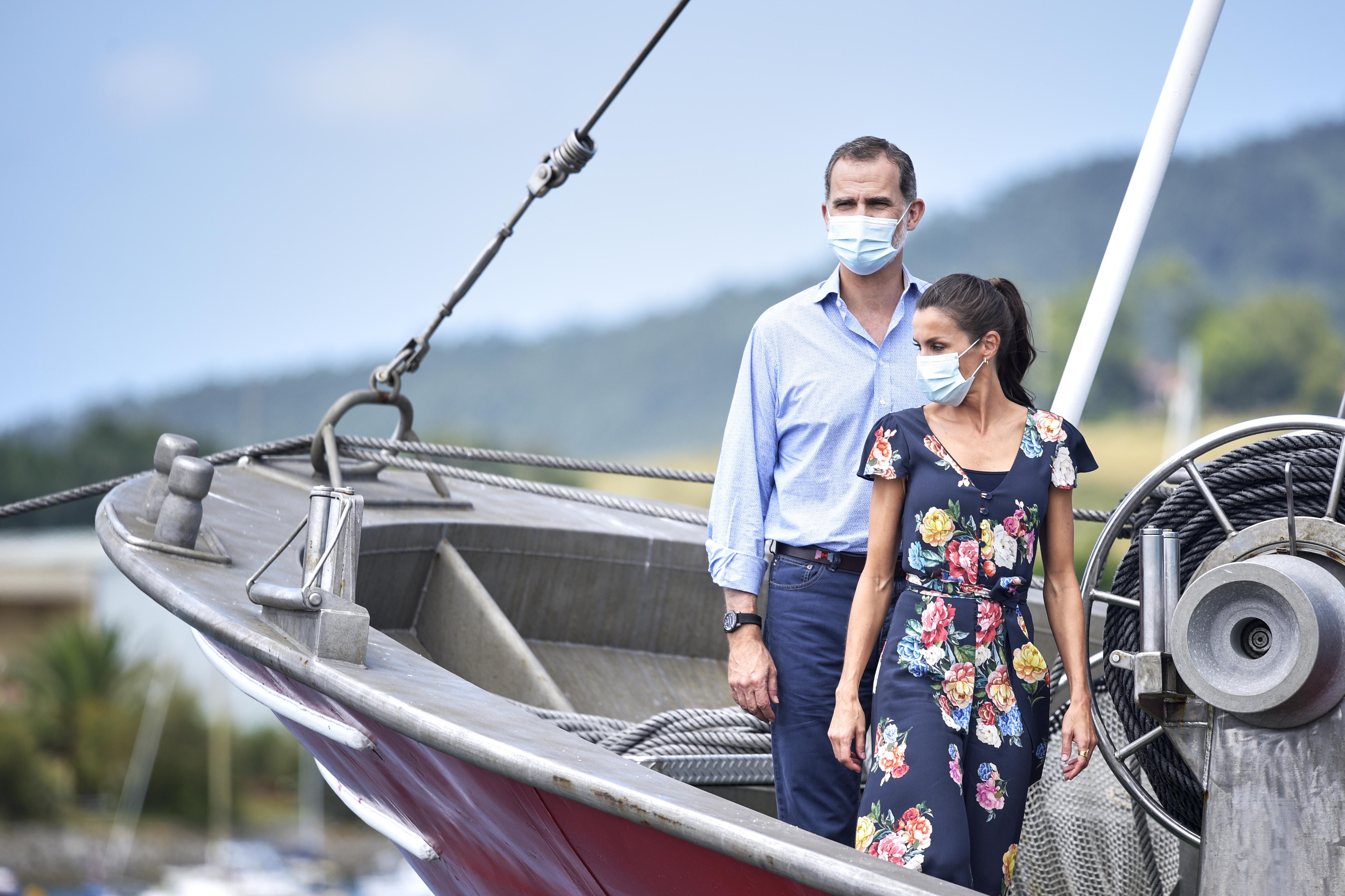 Los Reyes de España Don Felipe y Doña Letizia, visitan una embarcación en el Puerto de Santoña, Cantabria