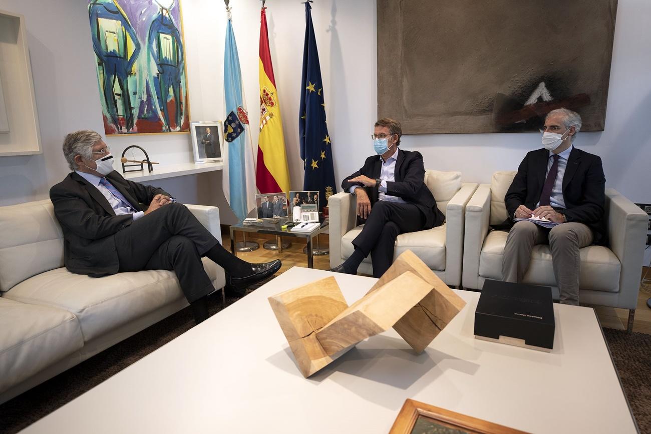 Imagen de la reunión de este miércoles del presidente de la Xunta en funciones, Alberto Núñez Feijóo, y el embajador de Portugal en España, Joao Mira Gomes (Foto: Europa Press).