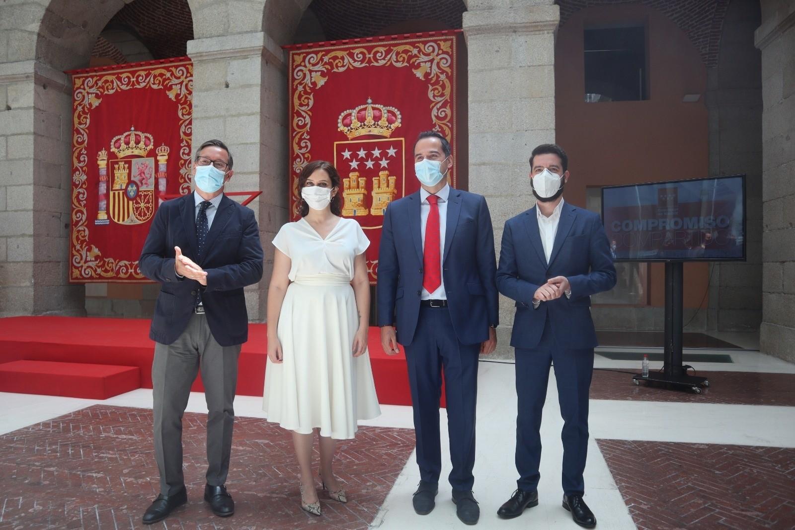 La presidenta de la Comunidad de Madrid, Isabel Díaz Ayuso; junto con el vicepresidente, Ignacio Aguado; el portavoz del PP, Alfonso Serrano y el portavoz de Cs, César Zafra