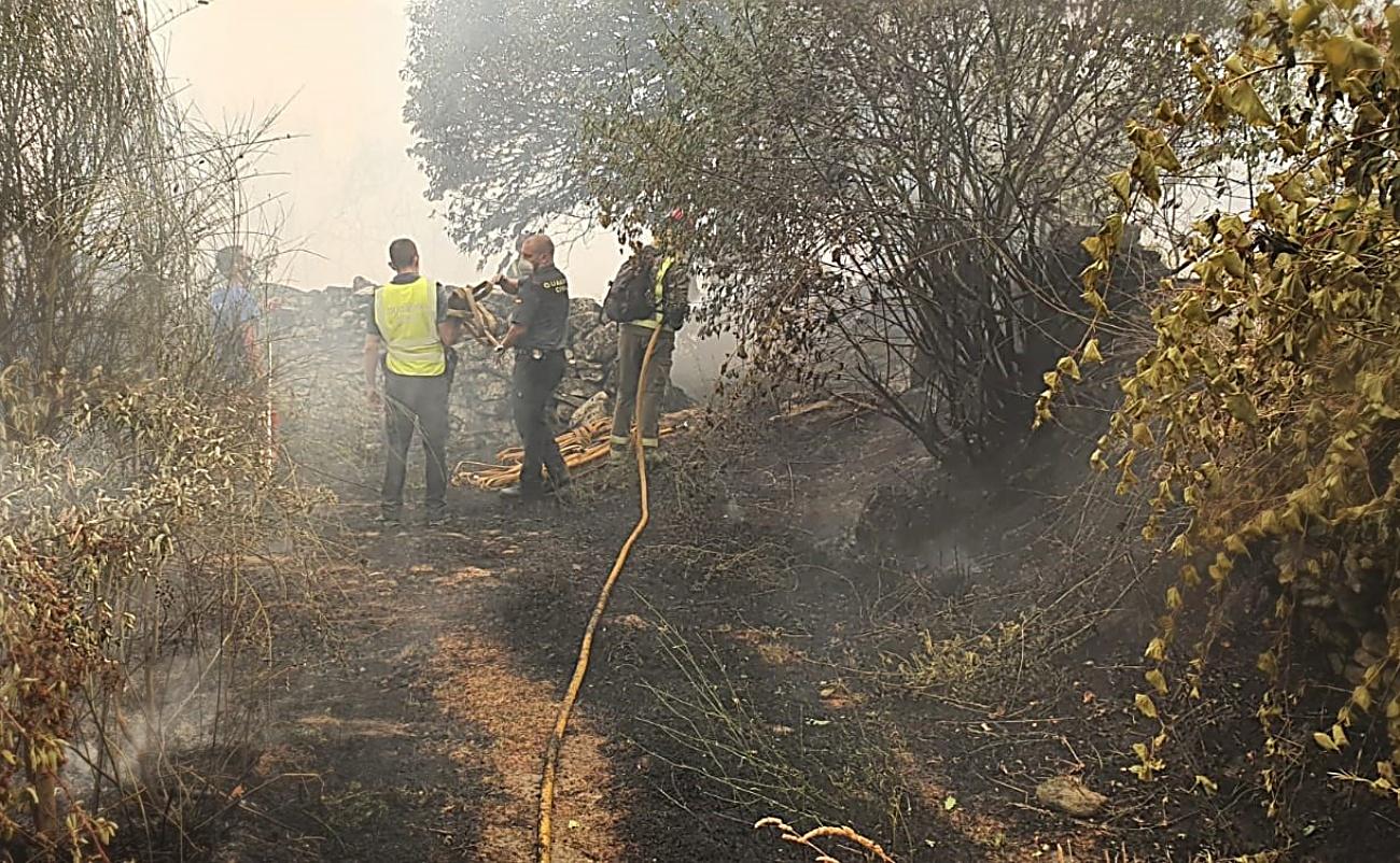 Imagen de las labores de extinción del incendio de Cualedro (Ourense) que hasta ahora ha arrasado más de 1.000 hectáreas (Foto: Guardia Civil).