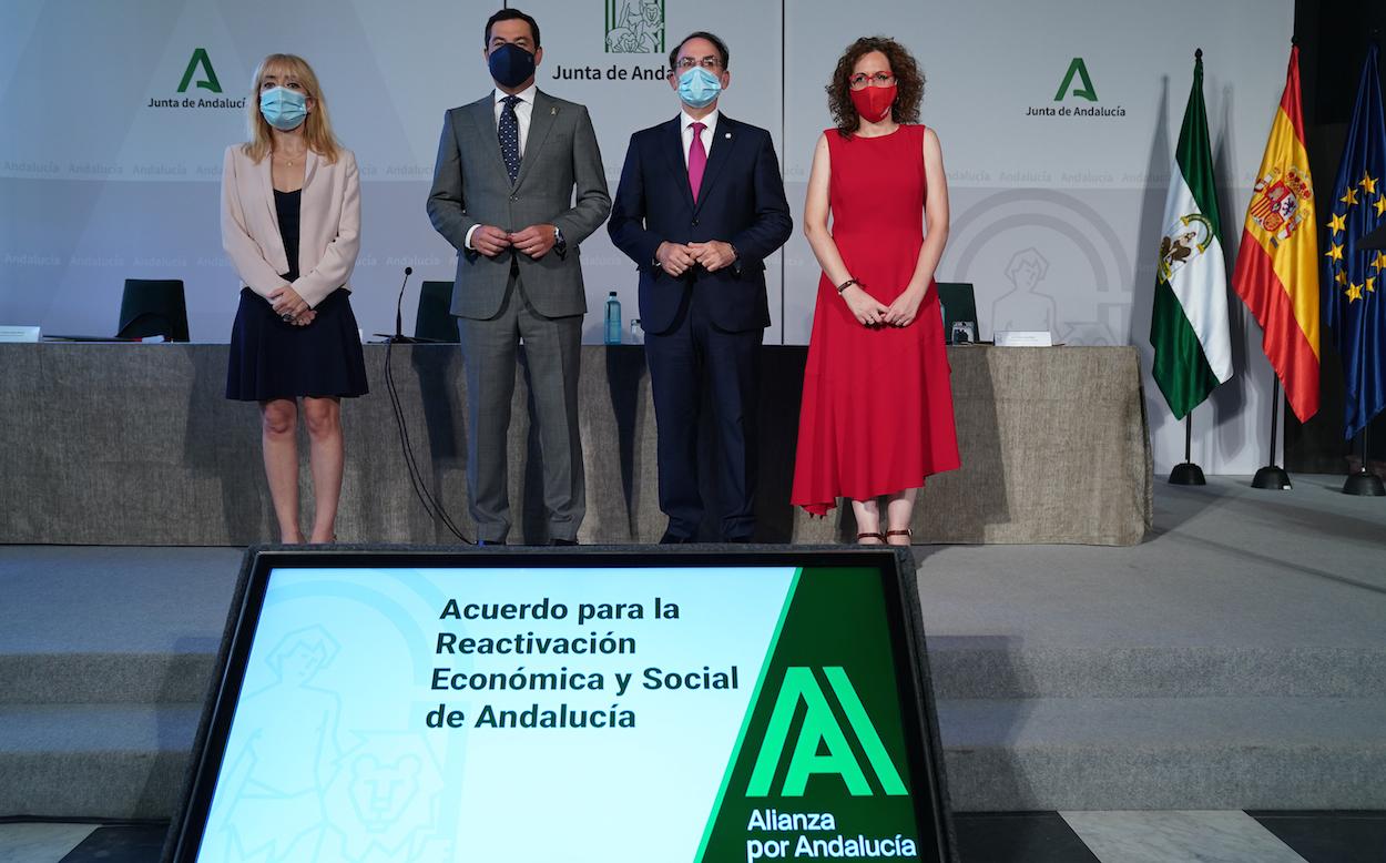 El presidente de la Junta, las líderes de UGT y CCOO y el presidente de la CEA, hoy en San Telmo.