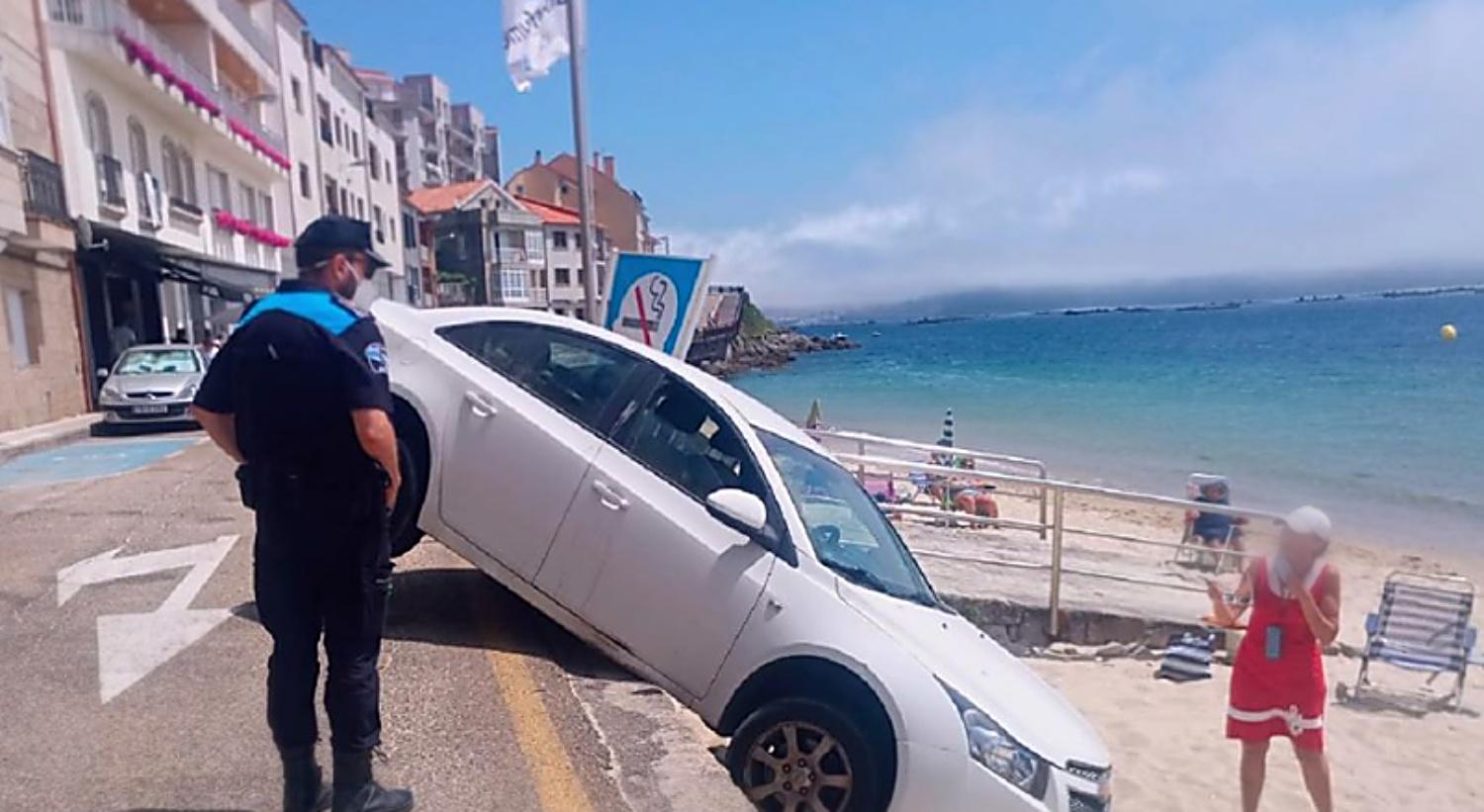 El de la imagen es el segundo coche caído a la playa de Raxó en solo unas semanas (Foto: Concello de Poio)