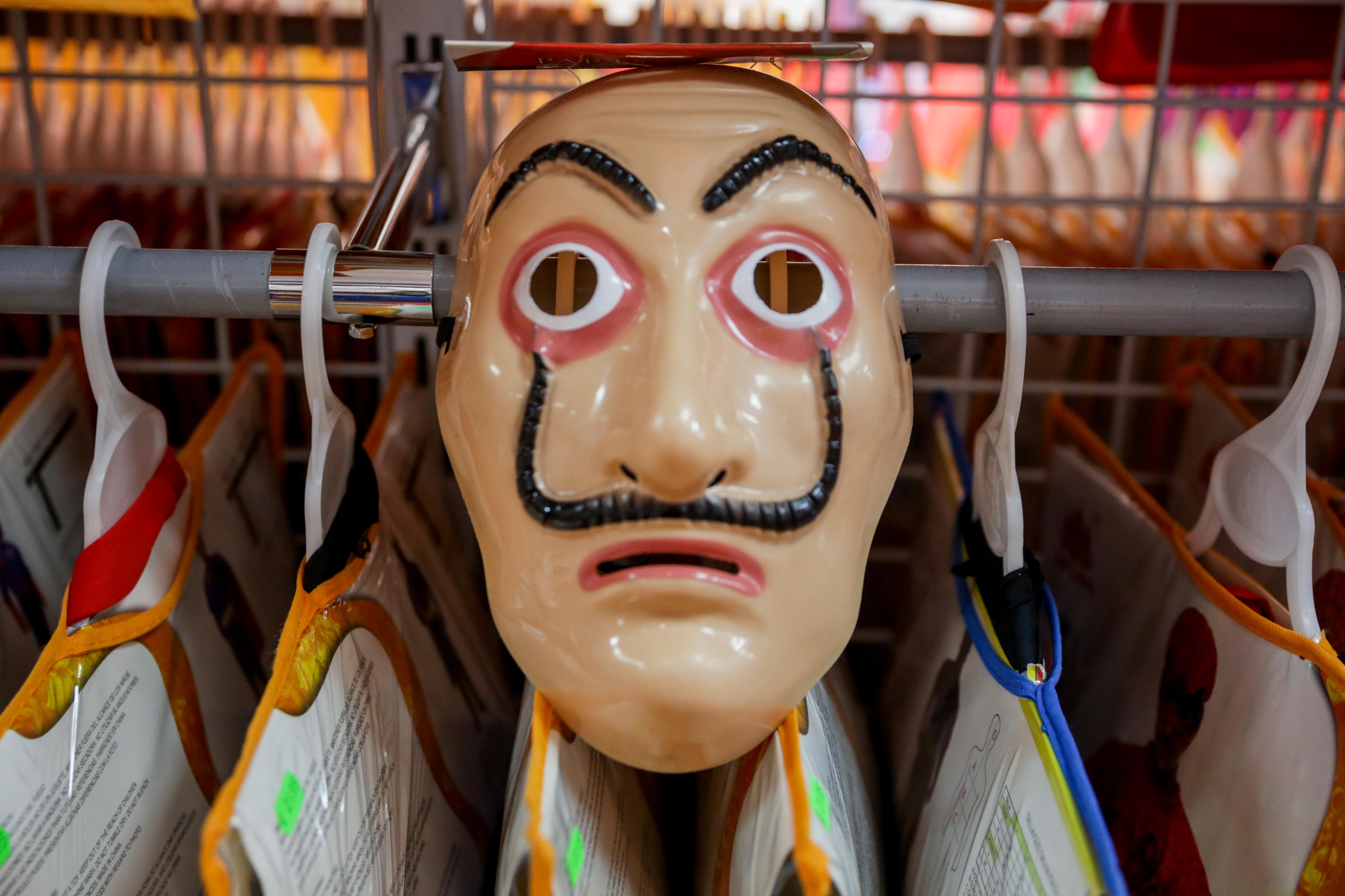 Máscara de Dalí de la serie 'La Casa de Papel' en una tienda, en Madrid. EP