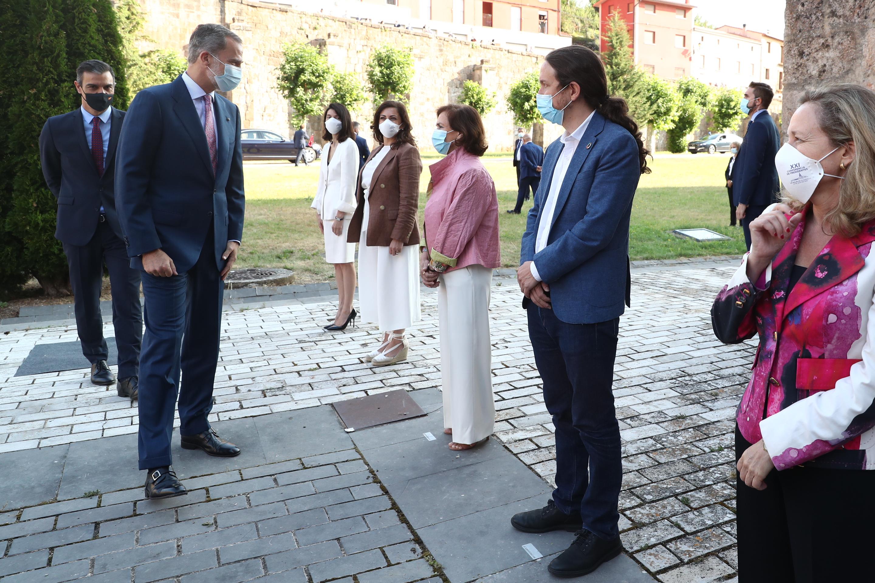 El saludo oficial del rey Felipe VI con el Ejecutivo del Gobierno, acompañado del presidente Pedro Sánchez. EP