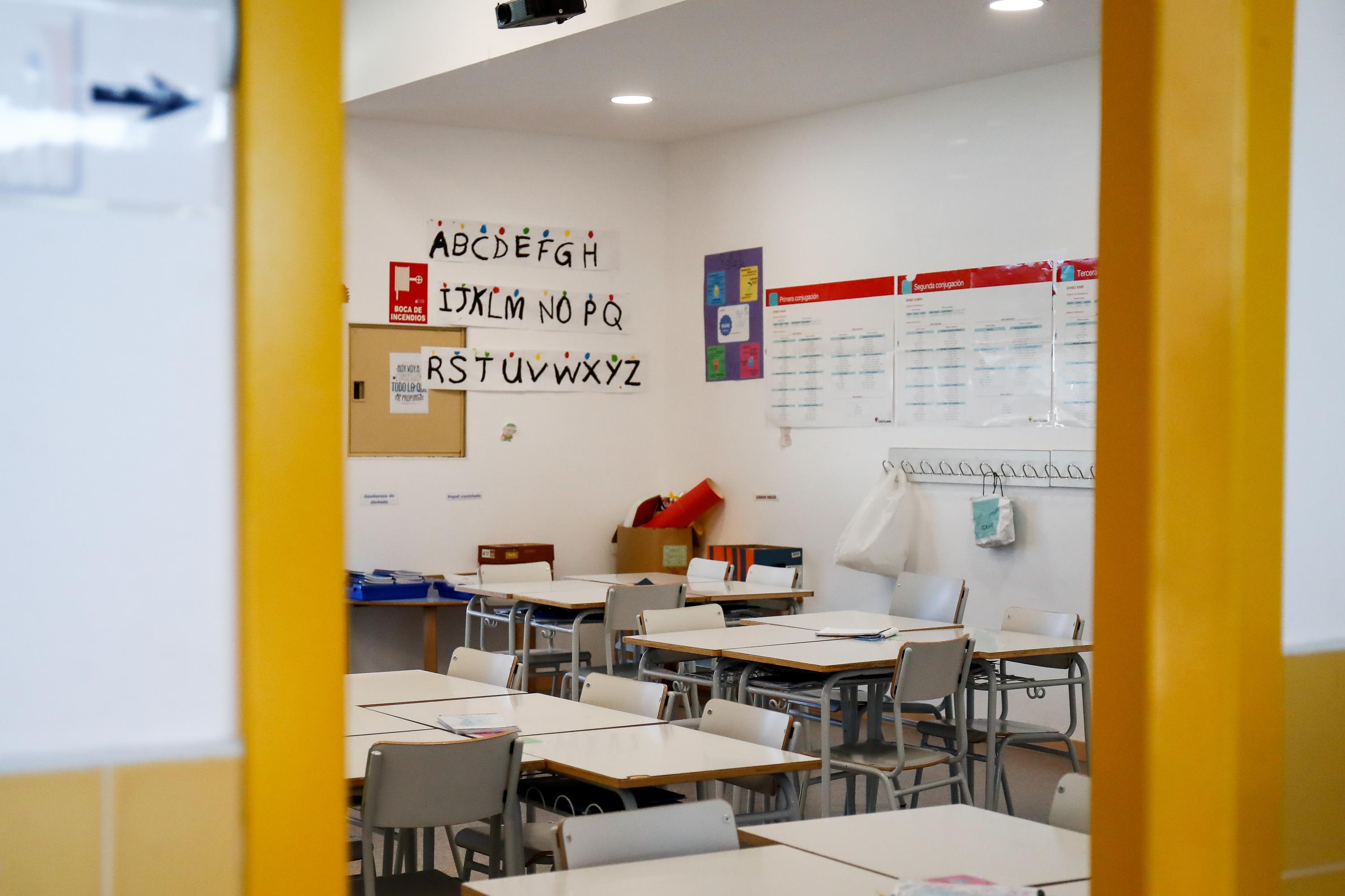 Sillas y mesas de un aula en el interior del Colegio Nobelis de Valdemoro