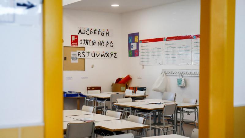 Sillas y mesas de un aula en el interior del Colegio Nobelis de Valdemoro