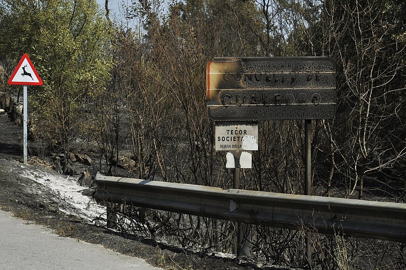 Cartel de entrada a Cualedro quemado por el incendio que ha arrasado en los últimos dos días más de 1.500 hectáreas (Foto: Europa Press).