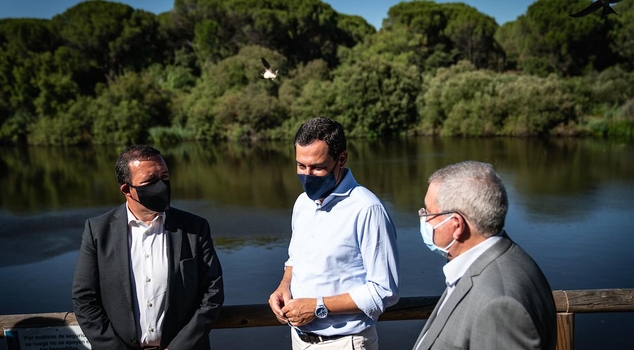 Juan Manuel Moreno, el pasado martes en Doñana con dirigentes regionales portugueses. JUNTA DE ANDALUCÍA