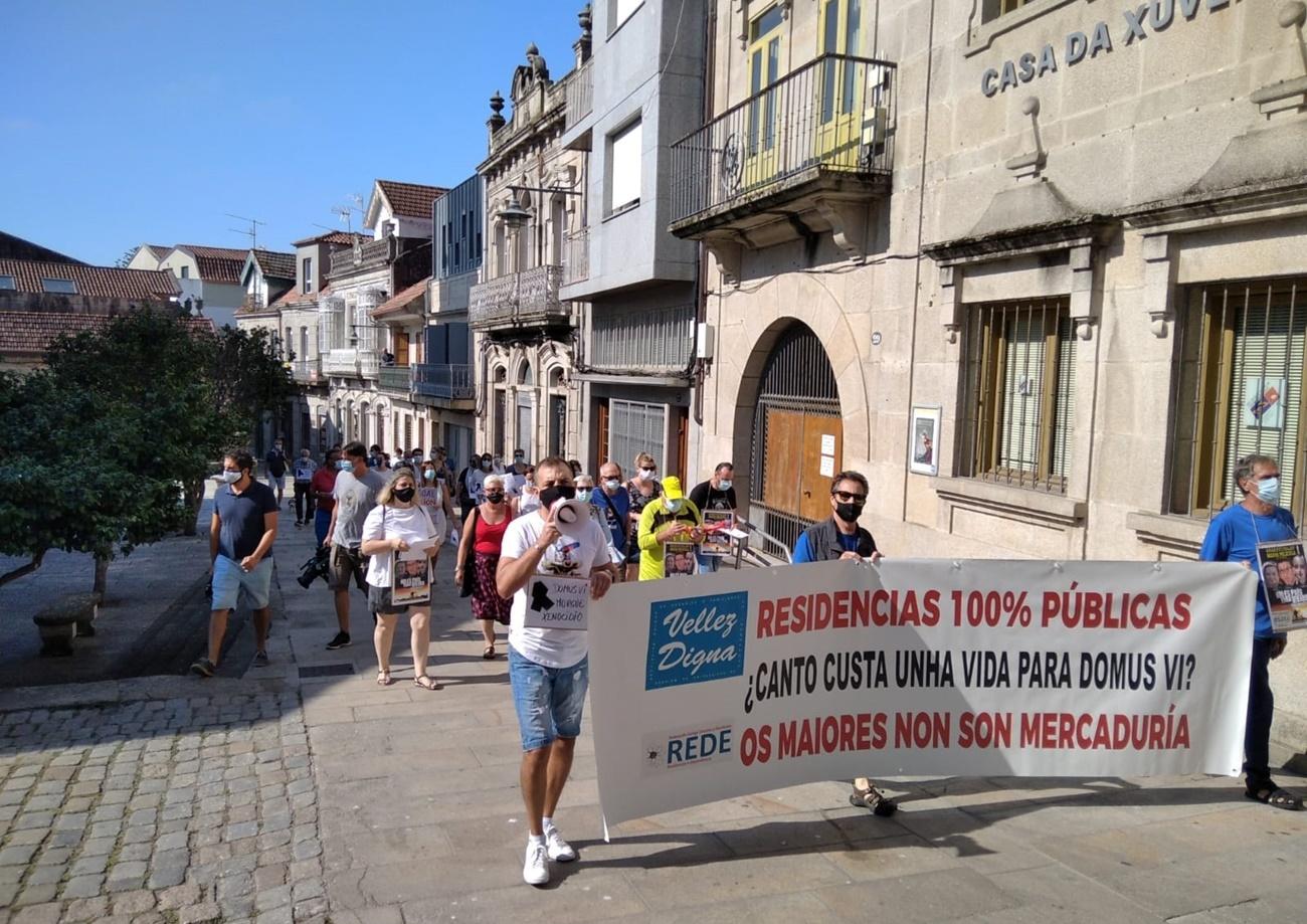 Marcha por la gestión en la residencia Domus VI Aldán celebrada en Cangas en julio
