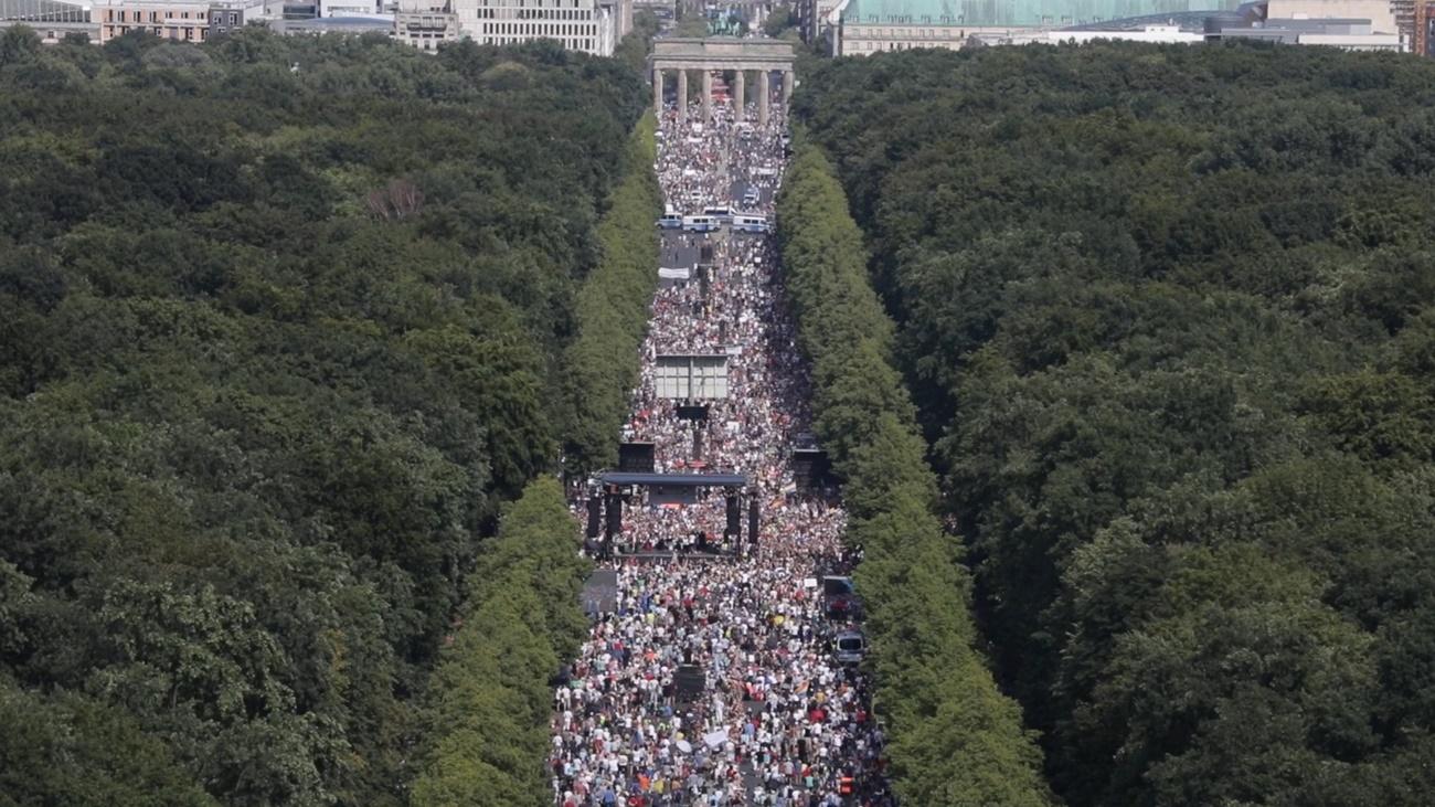 Protesta multitudinaria en Berlín por las medidas contra el coronavirus. 