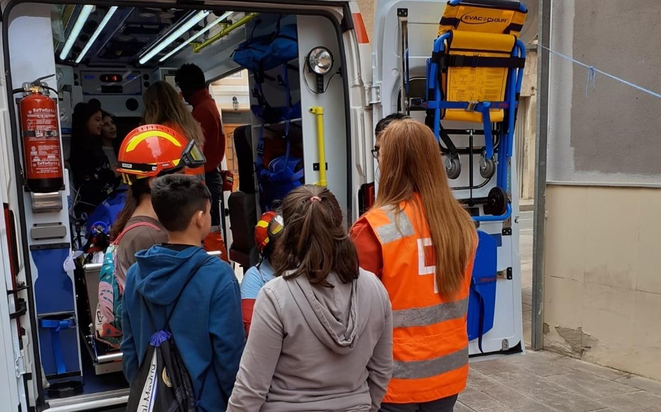 Verónica trabajando de voluntaria en la unidad móvil de Cruz Roja