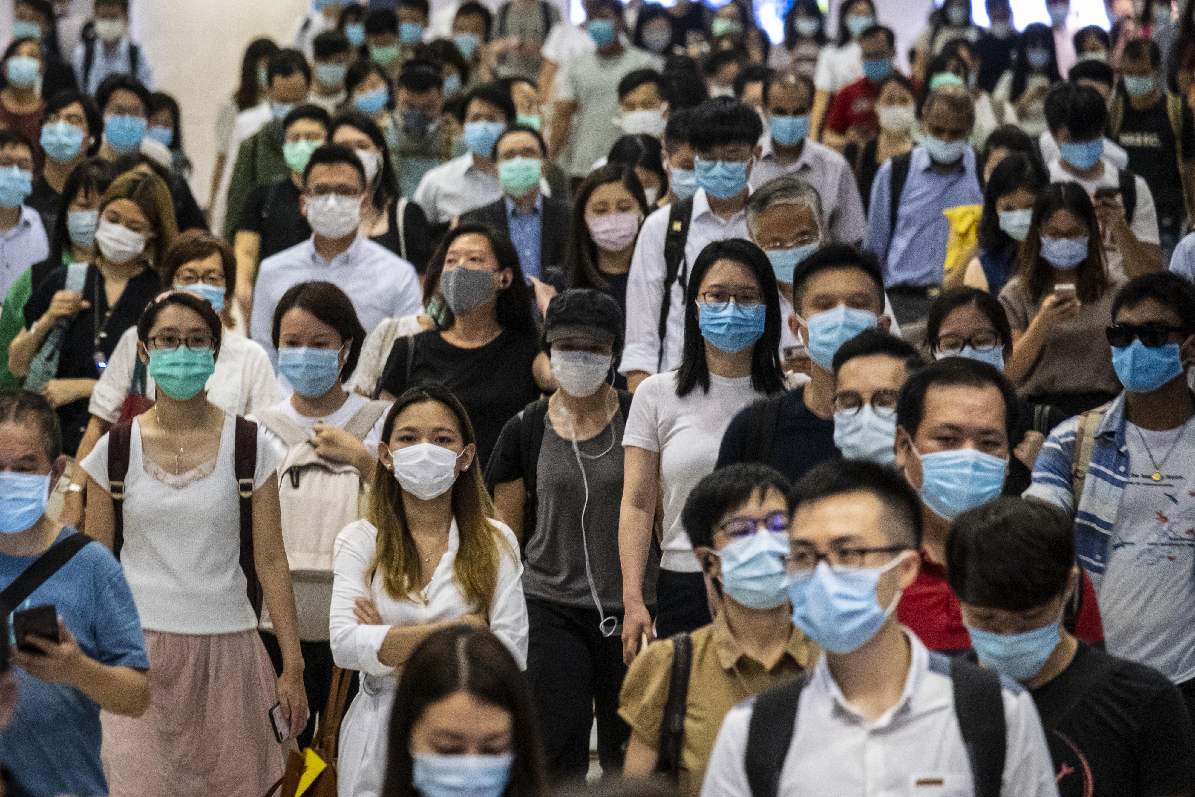 Ciudadanos con mascarilla en el metro de China / EP