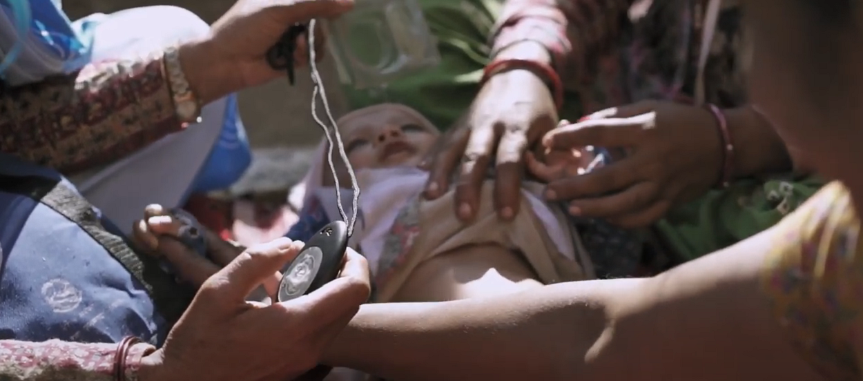 La neumonía es una de las principales causas de muerte infantil en países como Asia, África y América Latina. Captura del vídeo de la Fundación La Caixa.