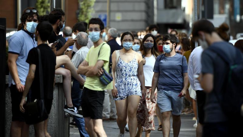 Varias personas caminan con mascarilla en Madrid / EP