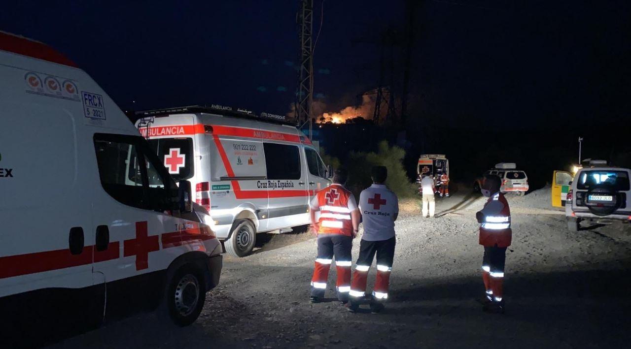 Cruz Roja moviliza varios medios para actuar en el incendio forestal de Plasencia. EuropaPress