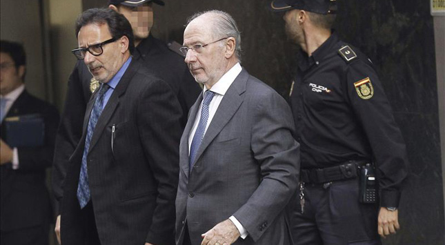 Más problemas para Rato. ¿Por qué un banco al que adjudicó contratos de Bankia ingresó seis millones en su cuenta?