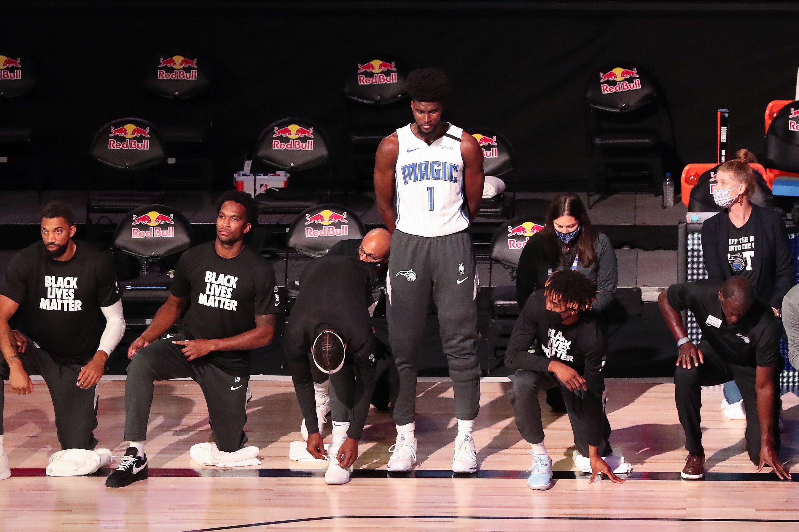 Jonathan Isaac, de pie, mientras suena el himno de EEUU antes del Orlando Magics - Brooklyn Nets. Fuente: Europa Press.