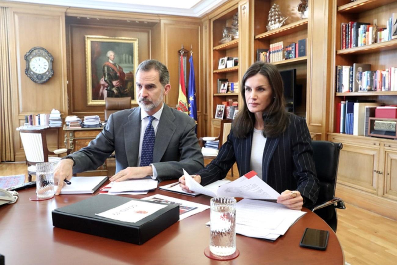 Felipe VI y la reina Letizia, y de fondo el retrato de Carlos III. Fuente: Casa Real.