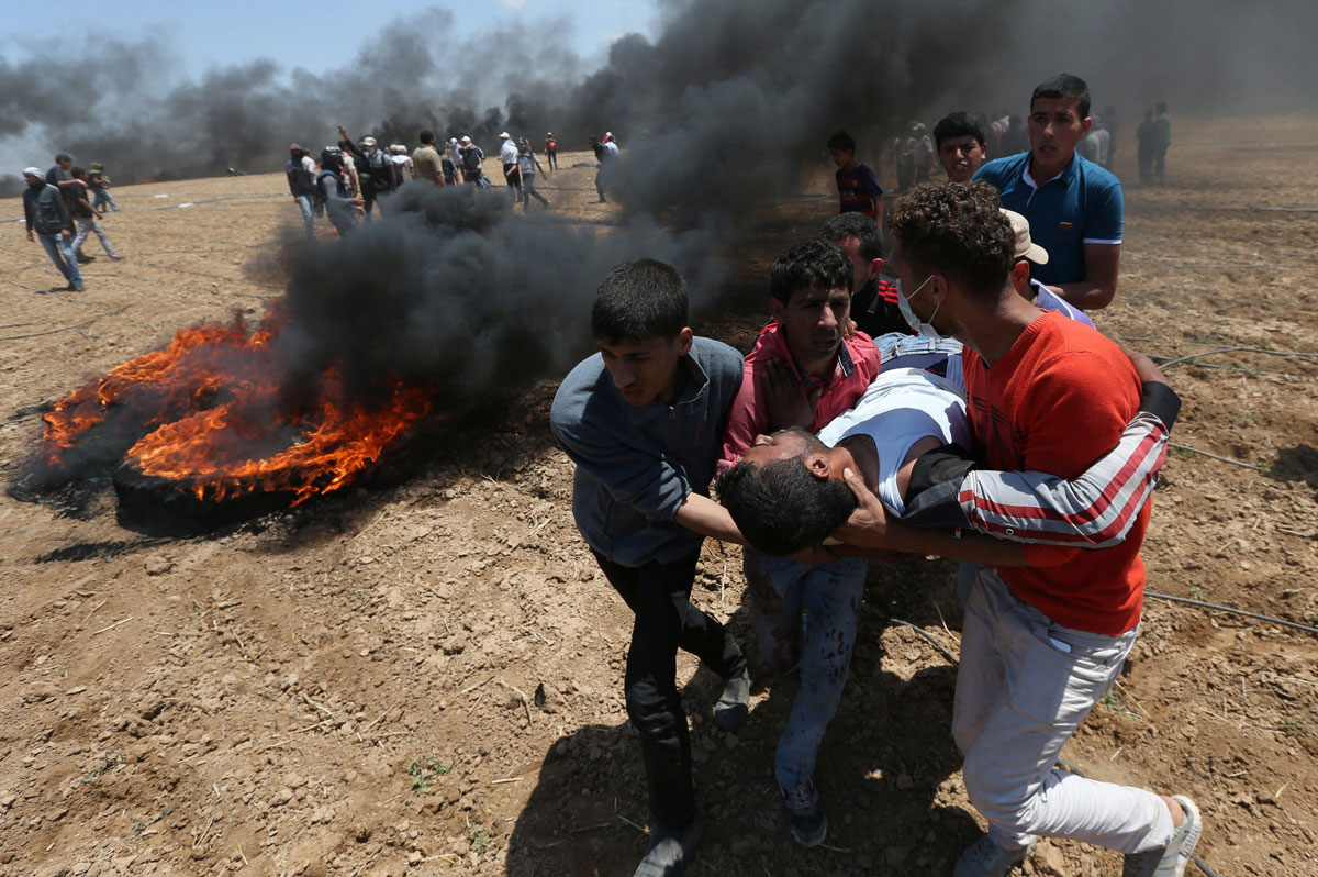 Un manifestante palestino herido es evacuado durante una protesta contra el traslado de la embajada de Estados Unidos a Jerusalén, en la frontera entre Israel y Gaza en el sur de Gaza