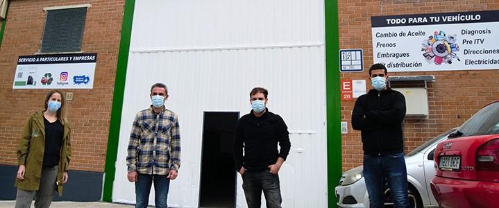 Beñat y Andrés en las puertas de su nuevo taller