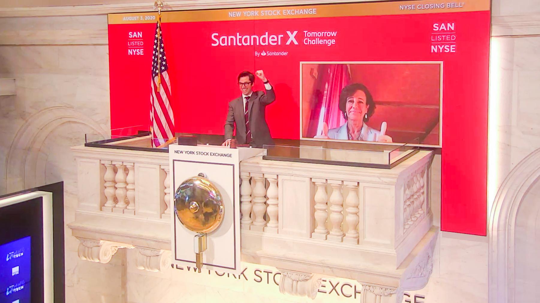 Michael Blaugrund, Chief Operating Officer de NYSE, y Ana Botín, presidenta de Banco Santander, durante el toque de campana de cierre de sesión en la Bolsa de Nueva York