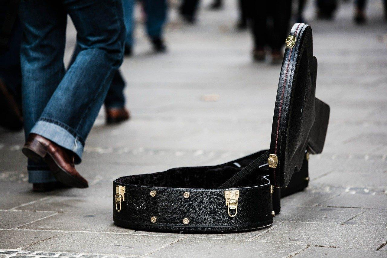 Funda de una guitarra de un músico callejero. Pixabay