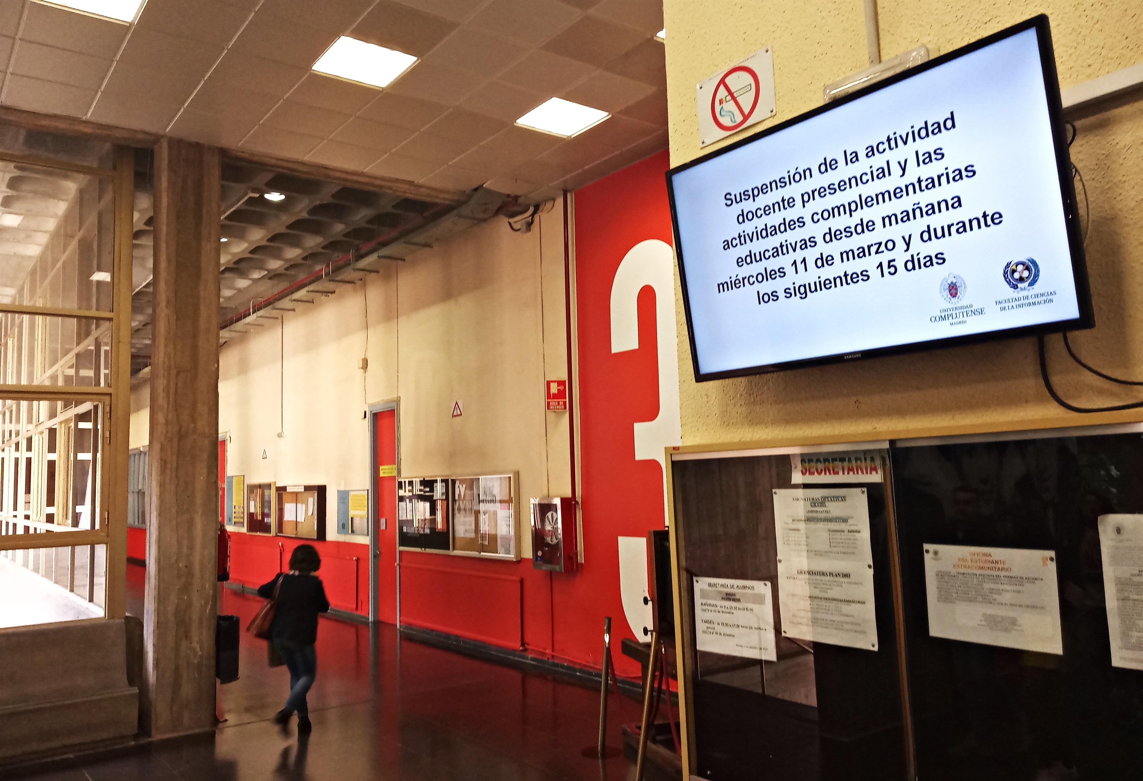 Pantalla anunciando la suspensión de clases en la Facultad de Ciencias de la Información de la Universidad Complutense de Madrid. EP.