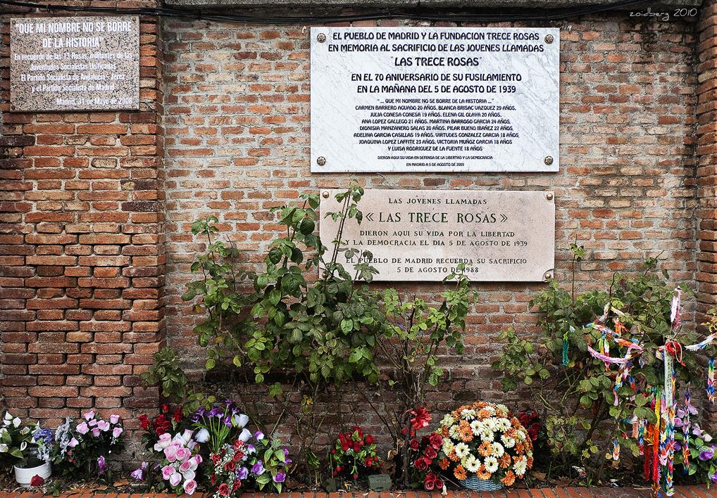 Monumento a las Trece Rosas en el cementerio de La Almudena de Madrid. Wikimedia