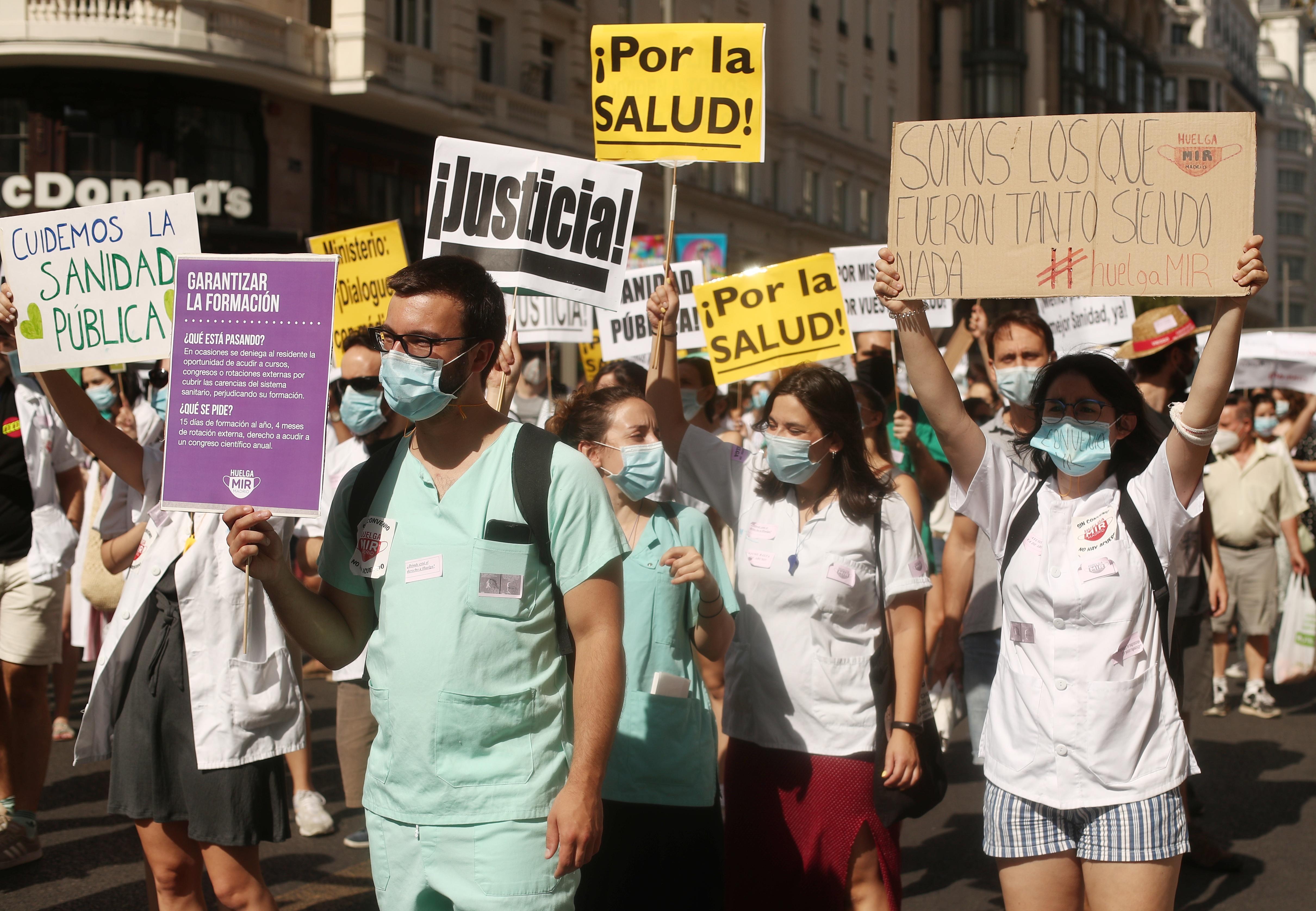 Participantes portan pancartas reivindicativas en una manifestación de los médicos internos residentes (MIR) en Madrid / EP