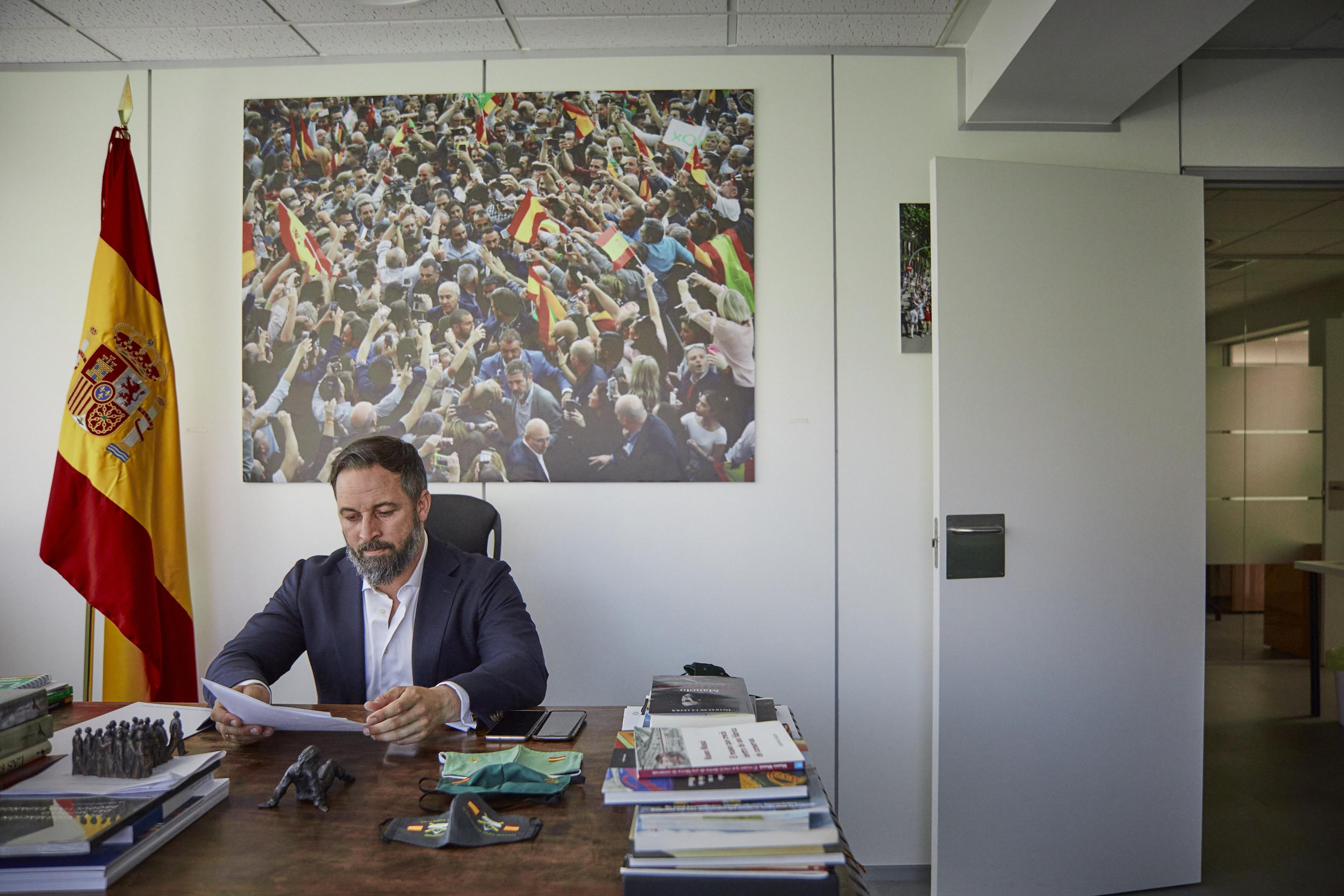 El presidente de Vox, Santiago Abascal, posa tras una entrevista con Europa Press en la sede del partido