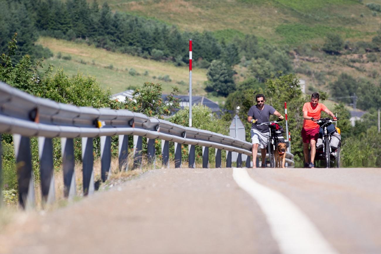 Todos los viajeros, en la imagen peregrinos en el Camino de Santiago, que lleguen de Madrid deberán inscribirse en el registro obligatorio de la Xunta de Galicia (Foto: Europa Press).