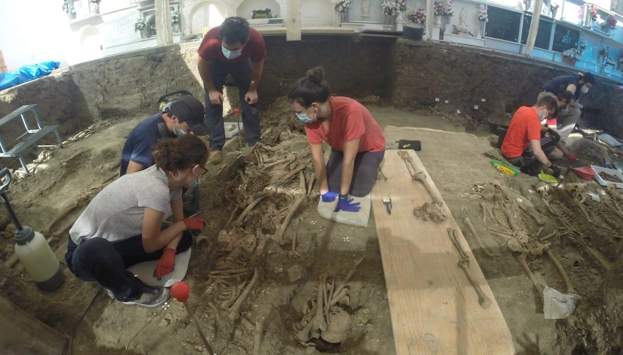Trabajos de exhumación en el cementerio de Jimena de la Frontera.