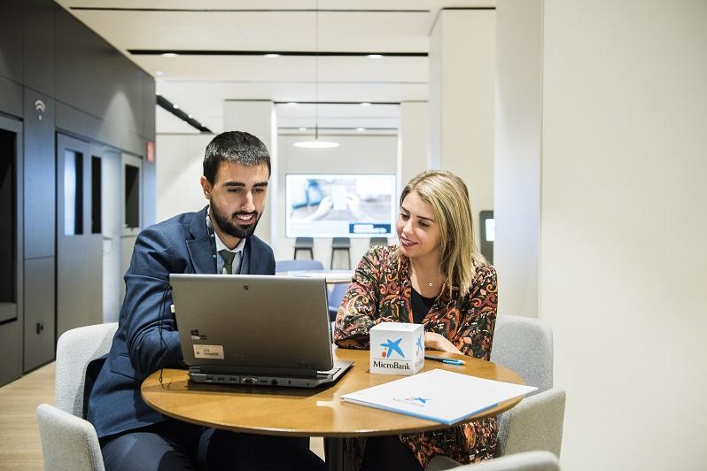 Gestión de microcréditos en una oficina de CaixaBank