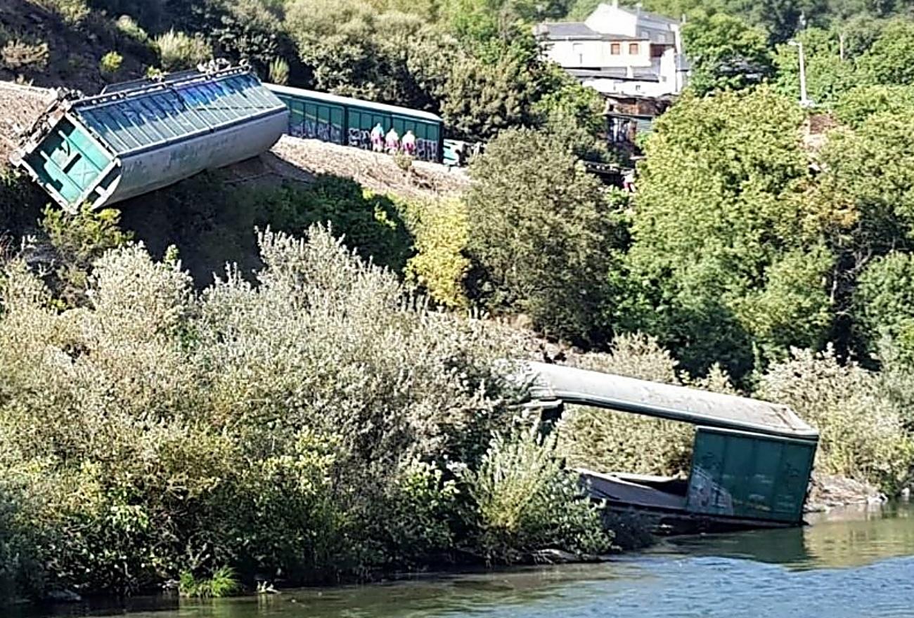 Imagen de como quedaron los vagones en la ladera y margen derecha del río Sil en Ourense.