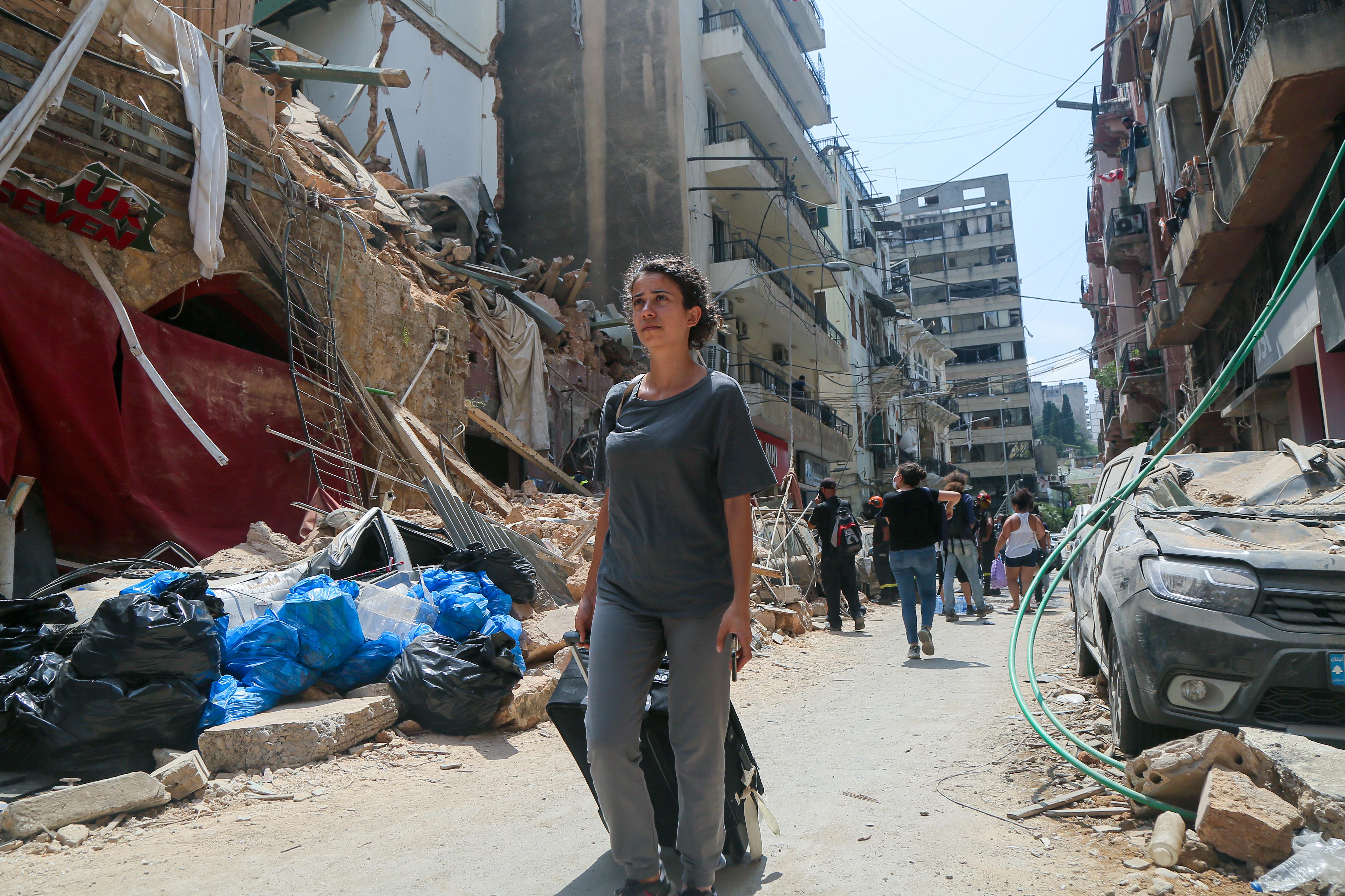 Una persona camina entre los escombros de Beirut. EP