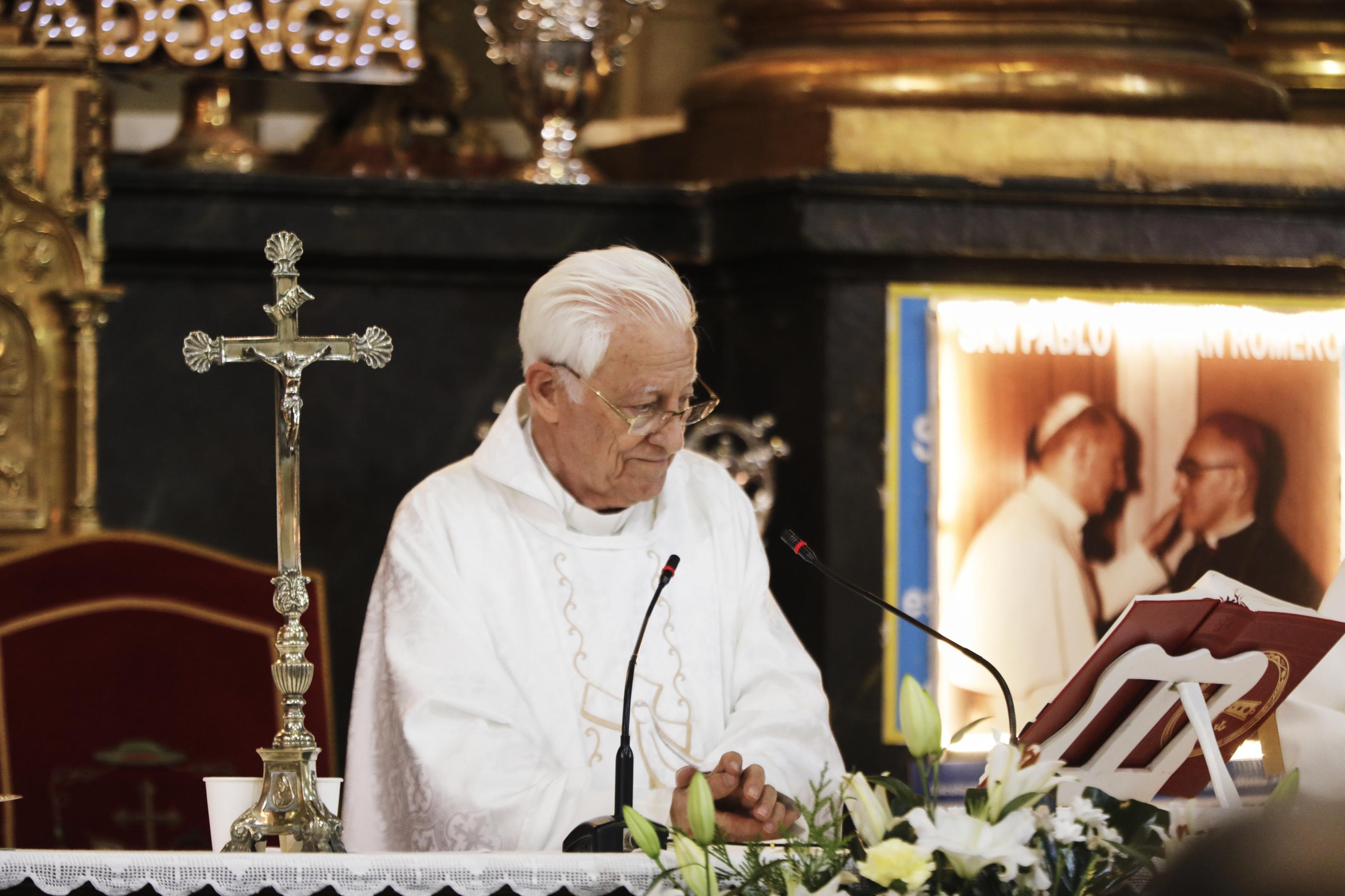 El Padre Ángel oficia un funeral-homenaje en la iglesia de San Antón para las 59 víctimas del coronavirus no reclamadas