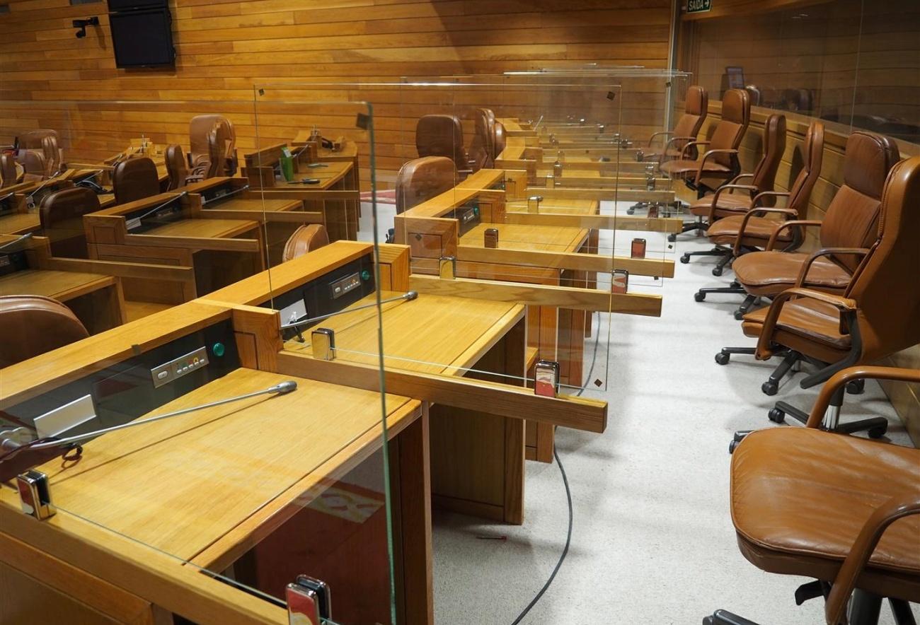 La ausencia de invitados y las mamparas entre escaños han sido los elementos de la pandemia que hoy han estado presentes en el arranque de la XI legislatura gallega.