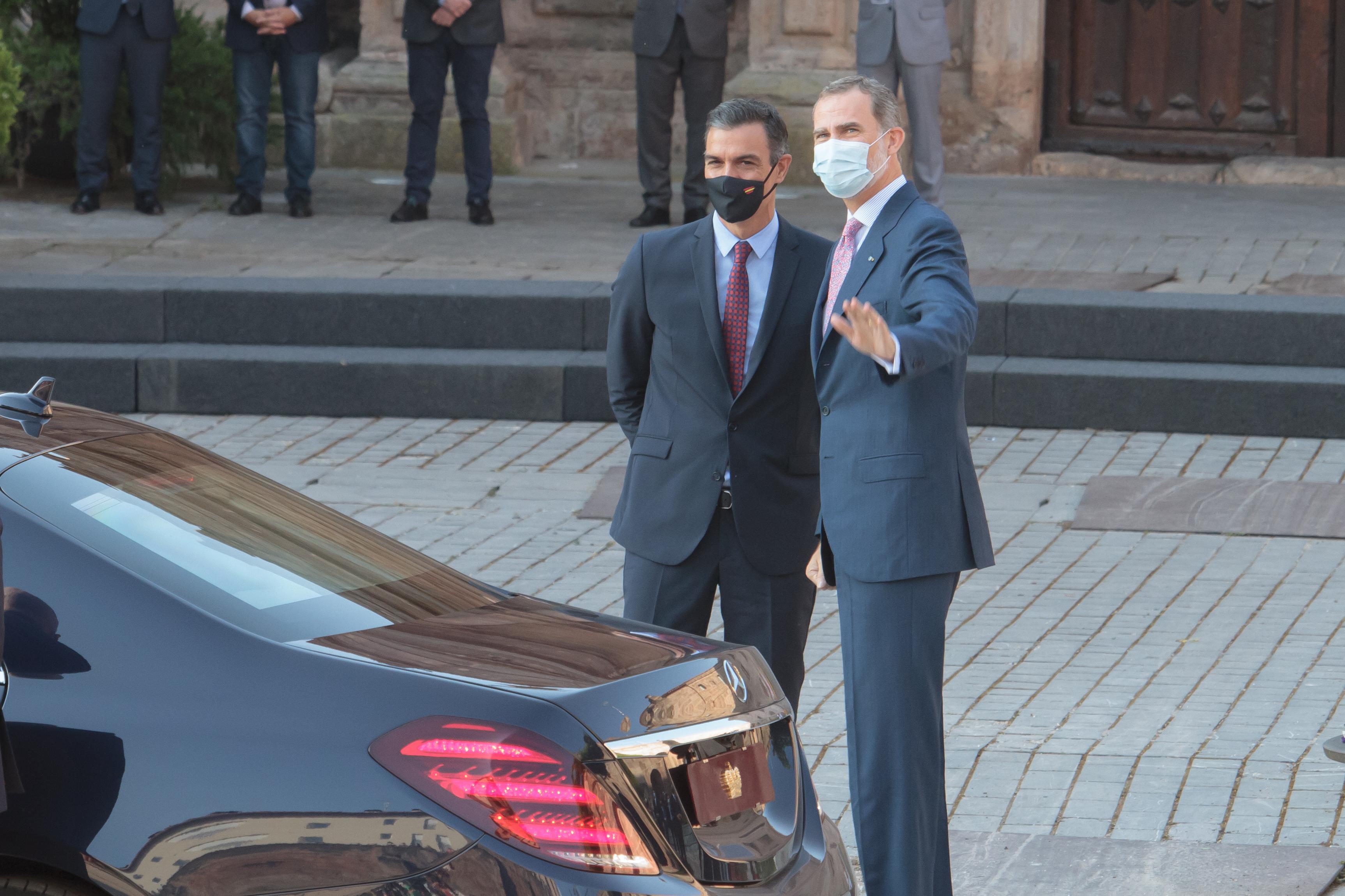 El presidente del Gobierno, Pedro Sánchez (i), el Rey Felipe VI saluda a su llegada al monasterio de Yuso, antes de la celebración de la XXI Conferencia de Presidentes