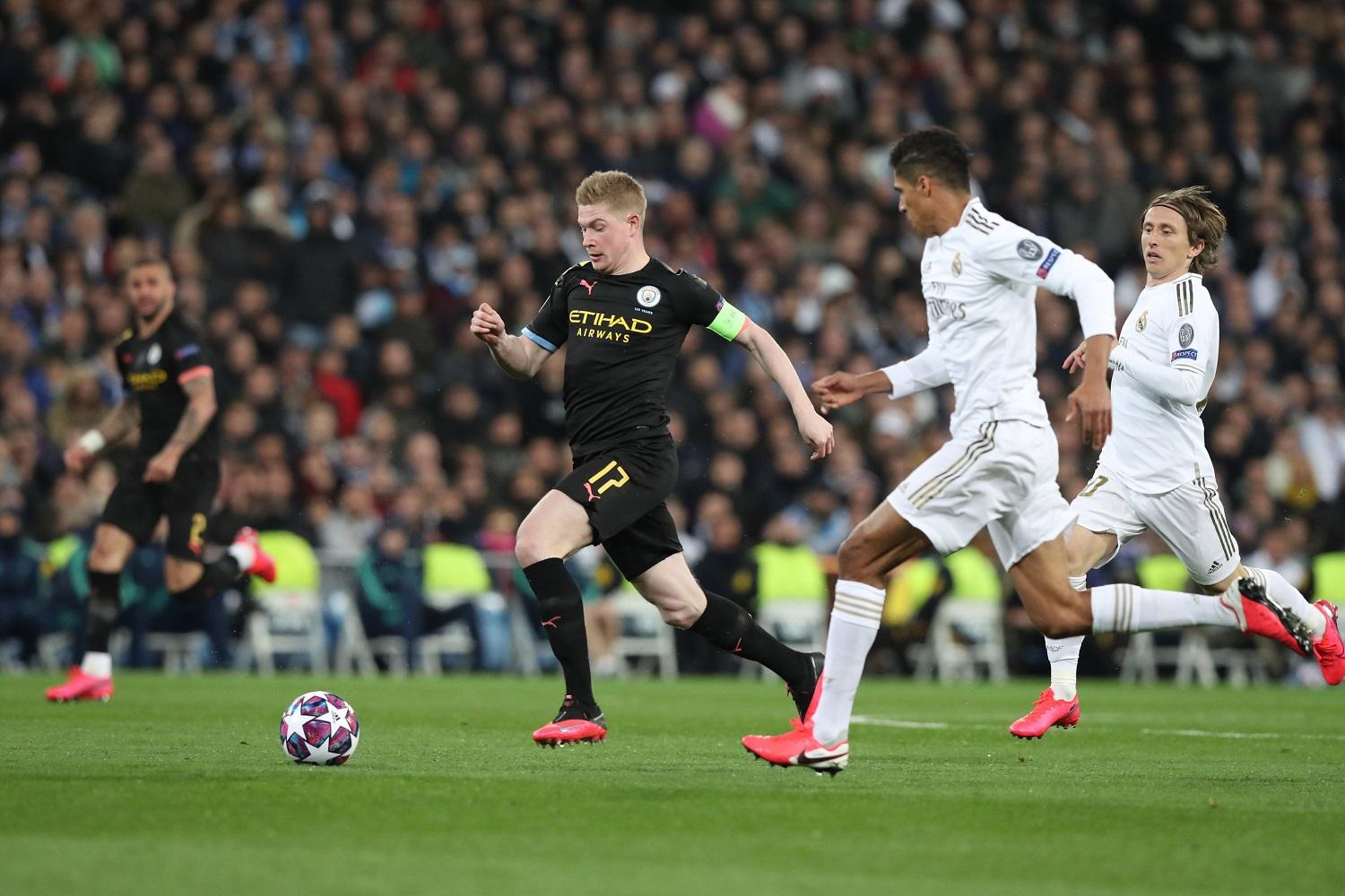 Kevin de Bruyne disputa una pelota contra Raphael Varane y Luka Modric, en el Real Madrid - Manchester City. Fuente: Europa Press.