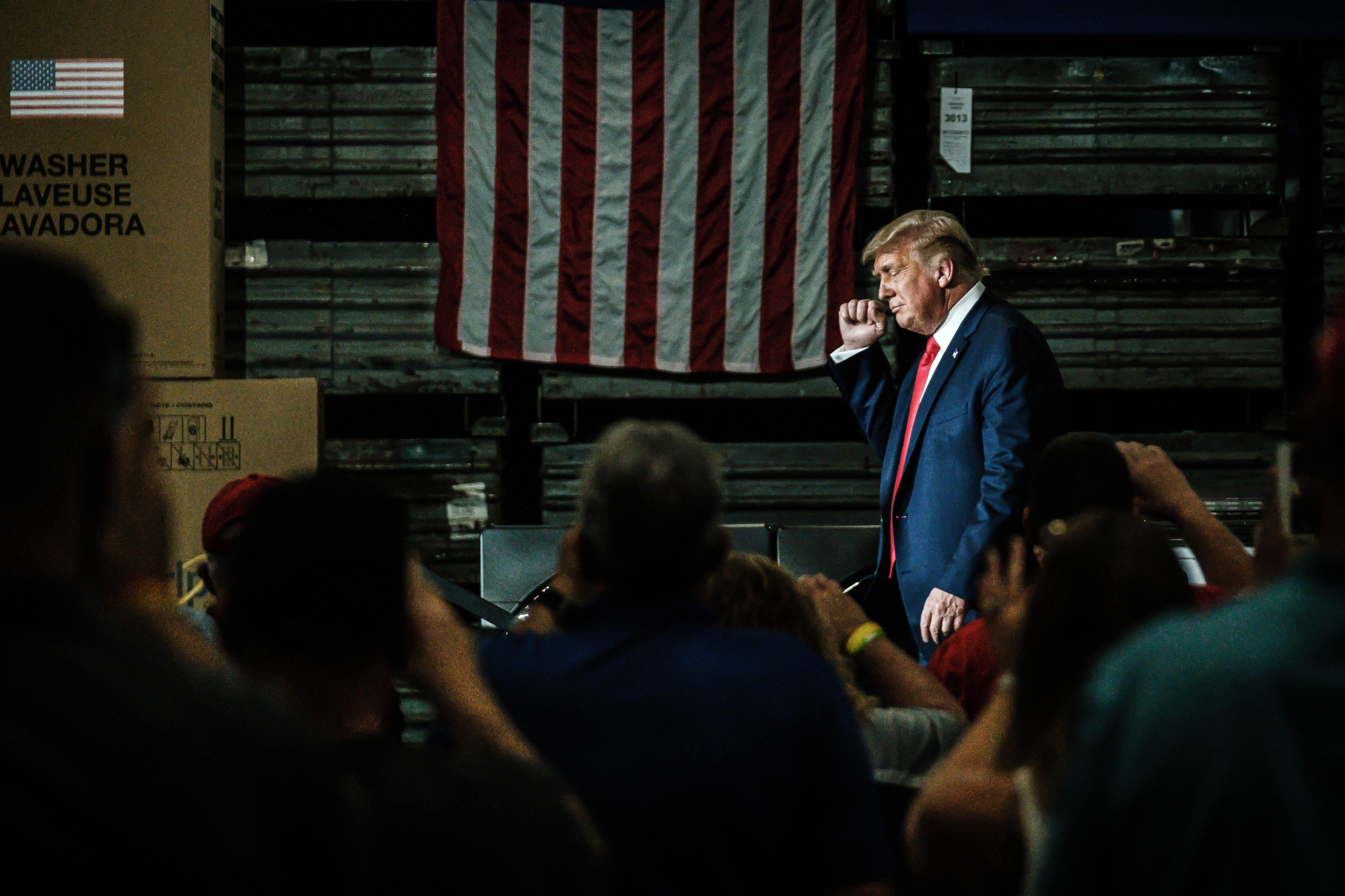 Donald Trump avanza hasta el atril en el que da un discurso en una fábrica de lavadoras de Ohio. EP
