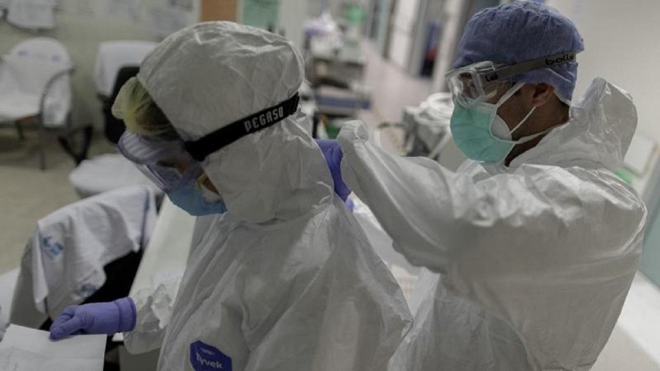 Médicos y enfermeros de UCI del Hospital Infanta Sofía de Madrid preparándose ante el coronavirus