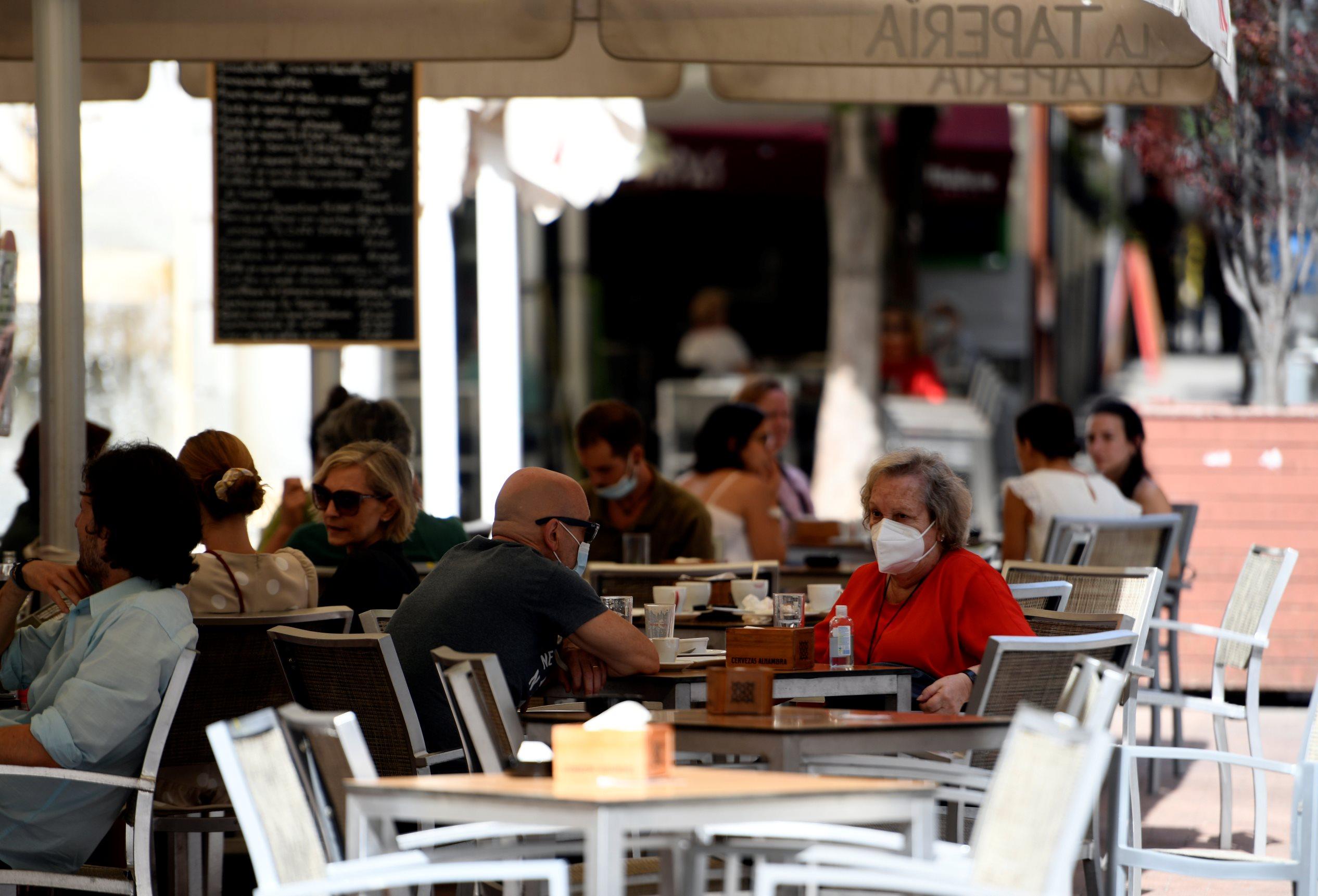 Personas en una terraza durante las restricciones sanitarias