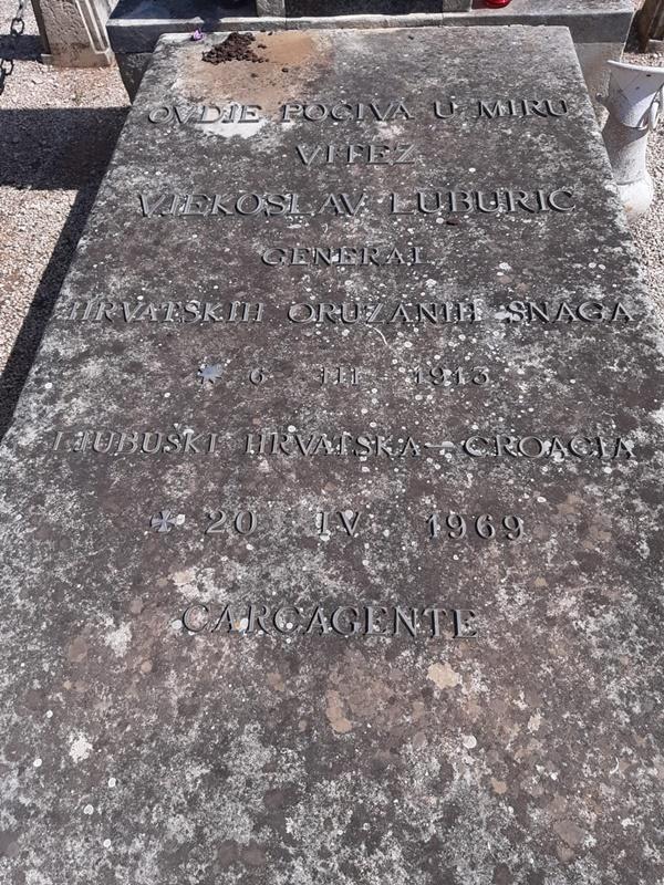 Lápida de la tumba de Vjekoslav Luburic (Fotos realizadas por Josep Rubio Rovira y Pepe Malena para ELPLURAL.COM)