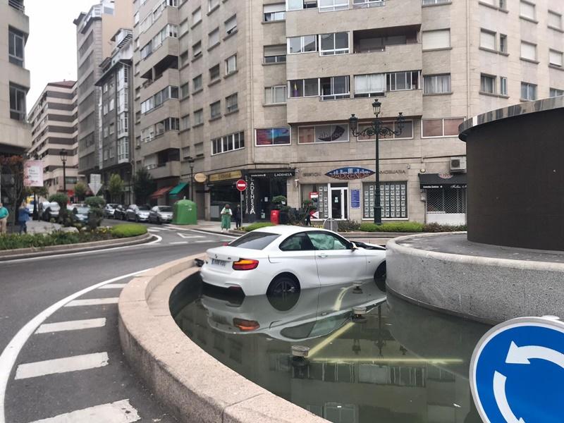 Vehículo aparecido en la rotonda de la calle Rosalía de Castro (Vigo)