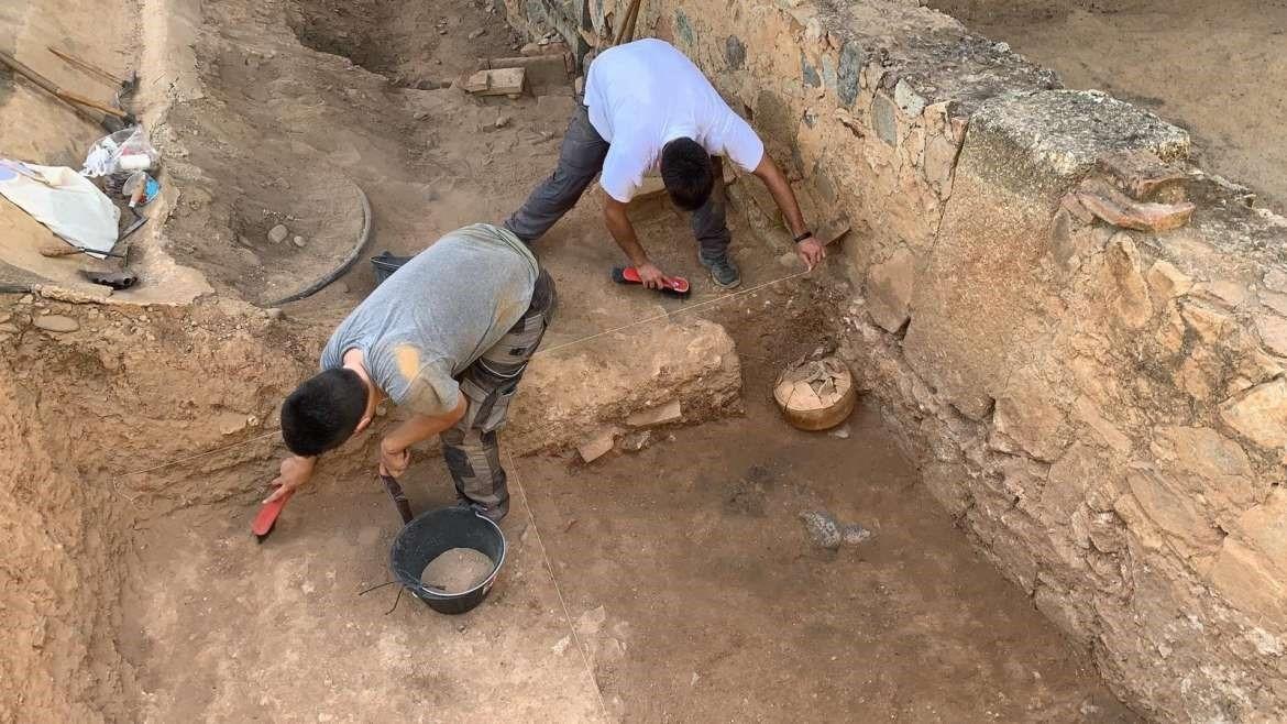 Dos arqueólogos durante una excavación en la casa romana del Mitreo en Mérida. Europa Press