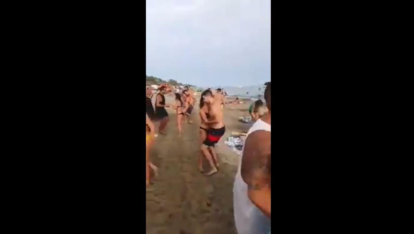 Imagen del vídeo en el que varias personas están bailando sin mascarilla en la playa