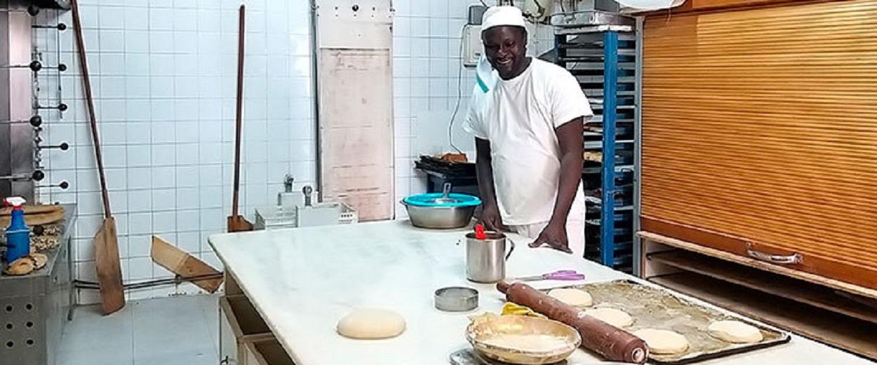 Daouda trabajando en el obrador de su nueva panadería