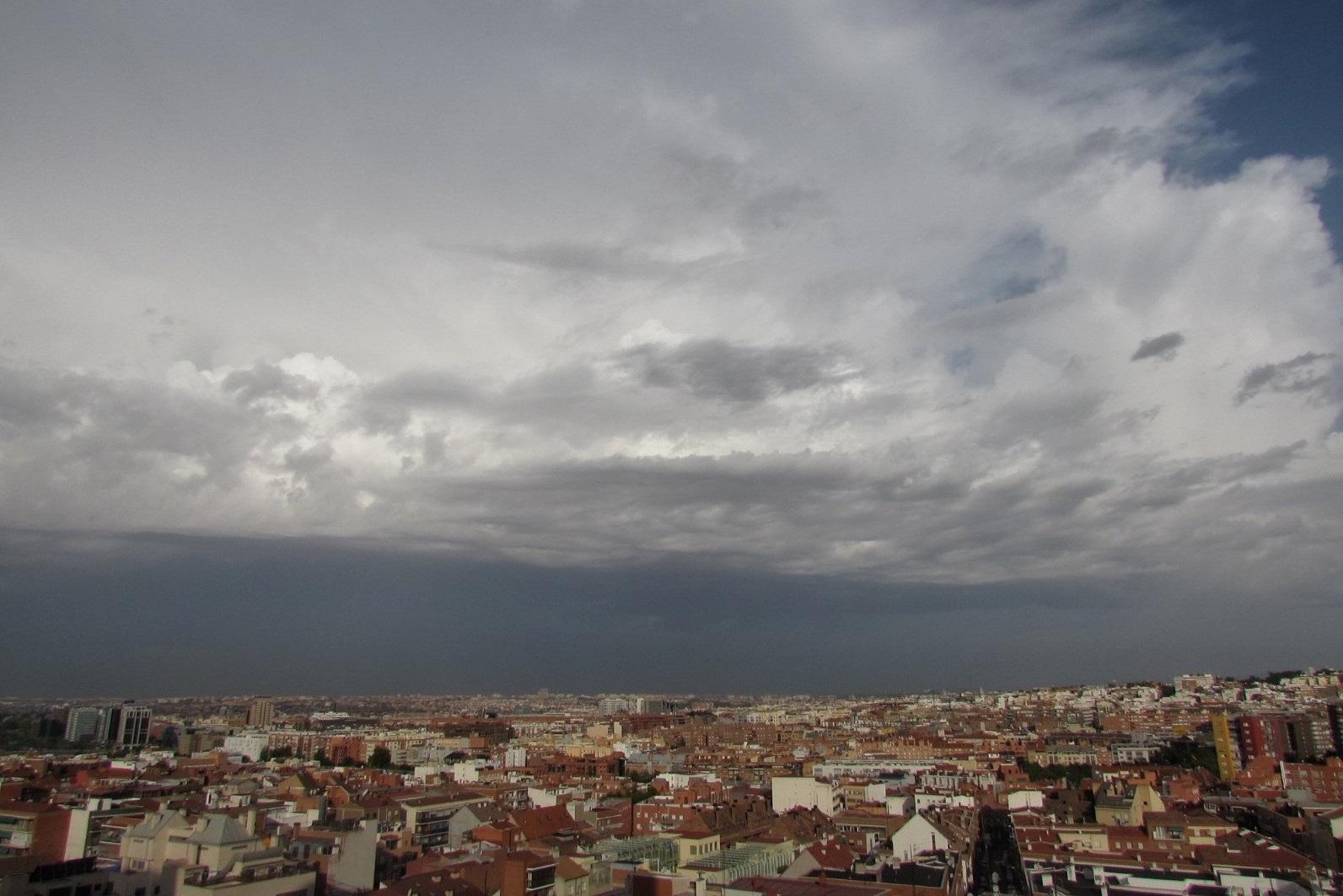 Tormenta Madrid  - @AngelesRiv