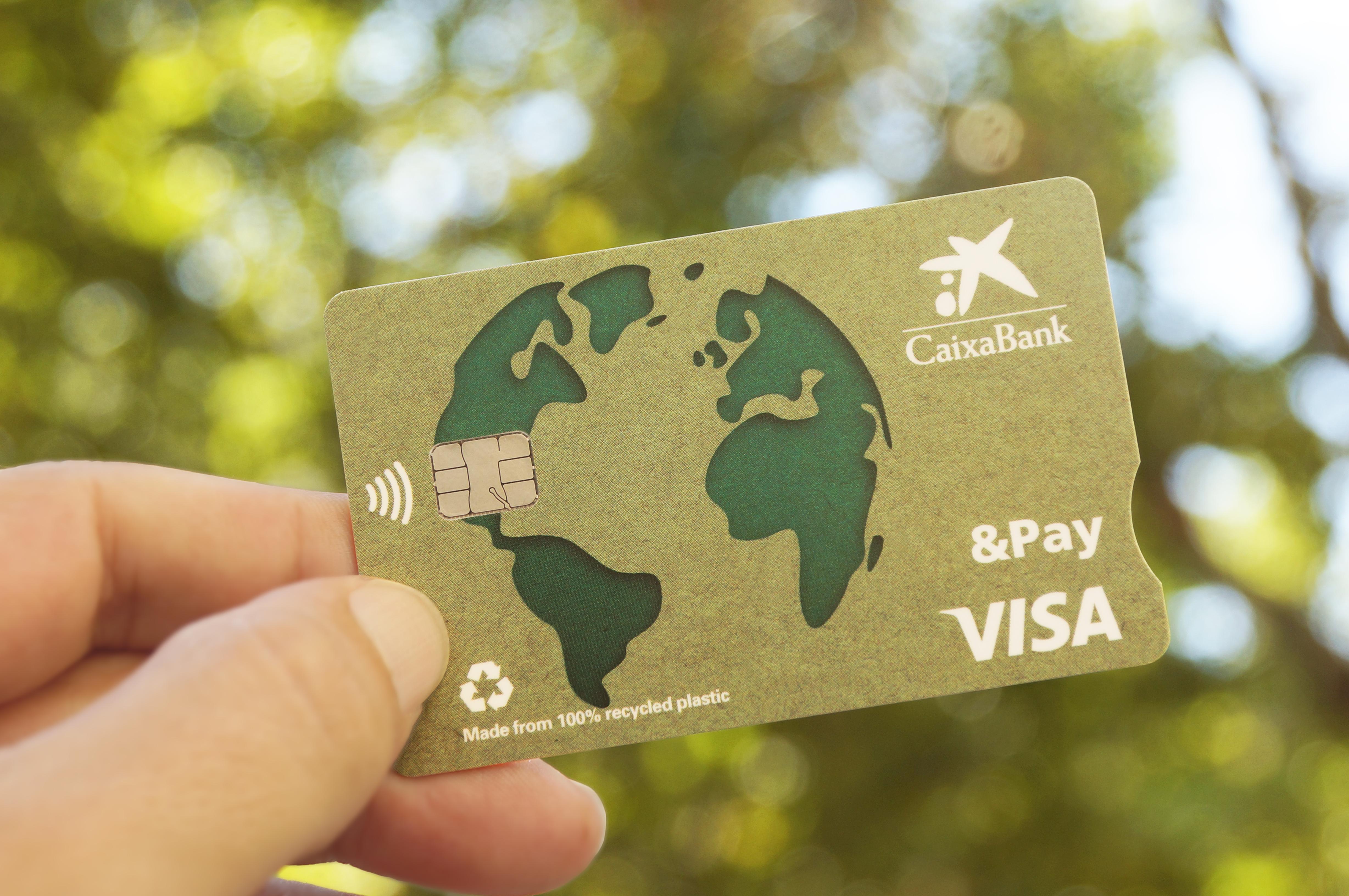 La primera tarjeta de crédito en España hecha con plástico 100% reciclado de Caixabank