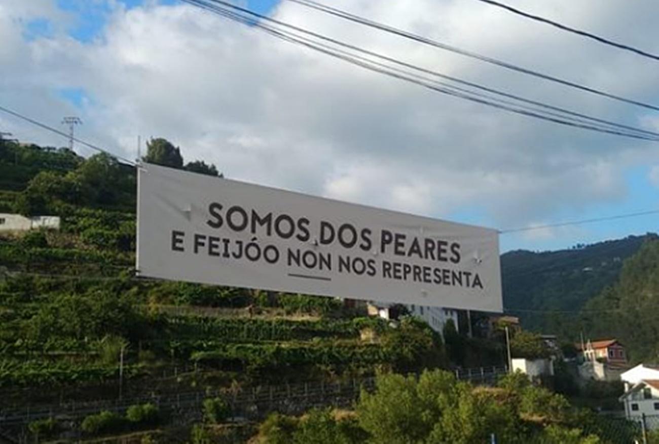 Imagen de la pancarta antes de ser retirada por las "presiones" por parte de algunos sectores afines al PP (Foto: A Voz dos Peares/Facebook).